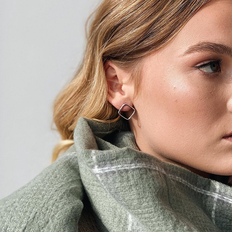 Сережки - пусети "Ромб" в білому золоті с06981 від ювелірного магазину Онікс