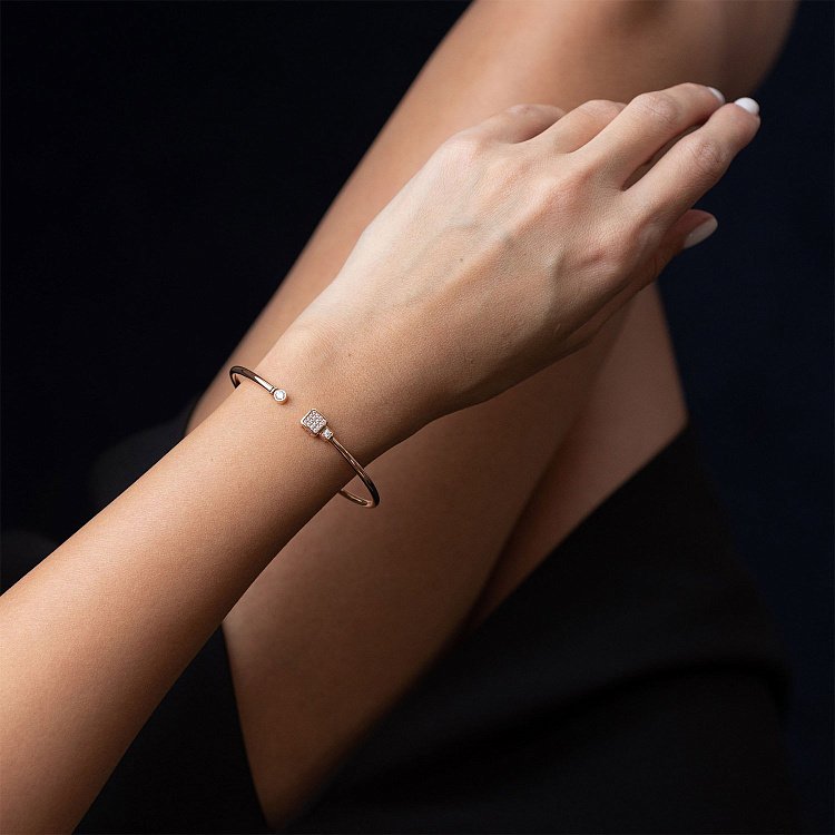 Жорсткий браслет в червоному золоті (фіаніти) б04525 від ювелірного магазину Онікс - 1