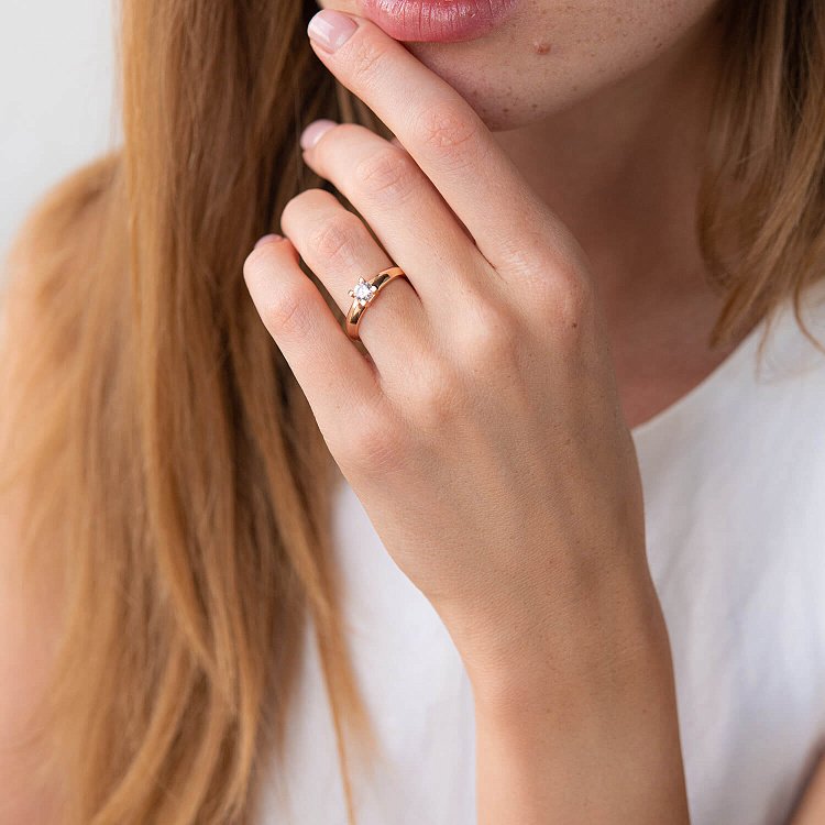 Золотое помолвочное кольцо с фианитом к07023 от ювелирного магазина Оникс - 8