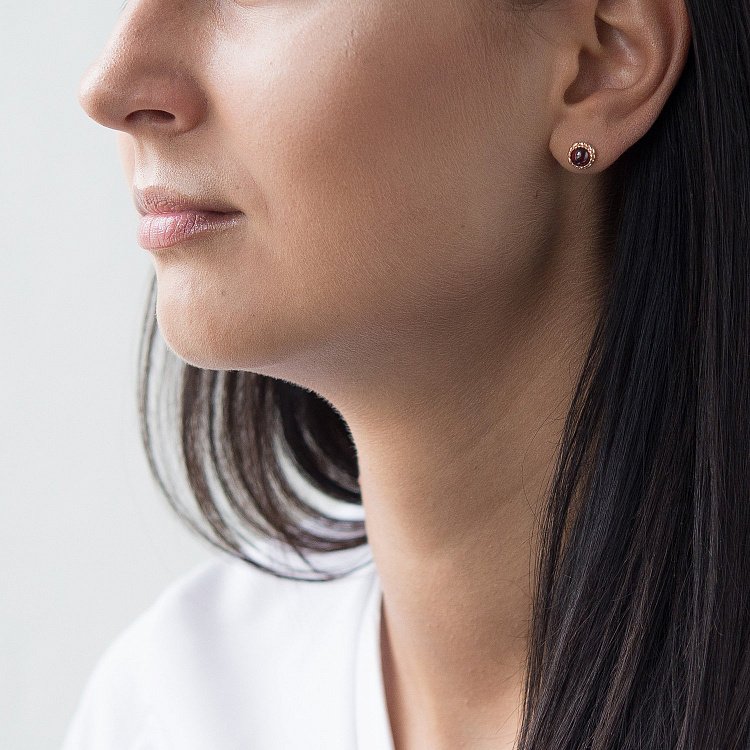 Золотые серьги-гвоздики с пиропом с05216 от ювелирного магазина Оникс - 1