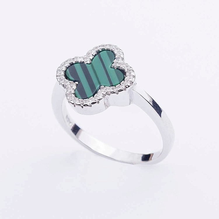 Серебряное кольцо "Клевер" с фианитами и им. малахита 111702 от ювелирного магазина Оникс - 2