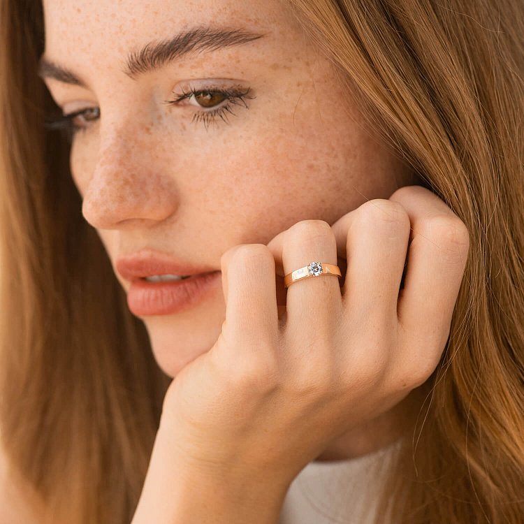 Заручальна золота каблучка з фіанітом к07070 від ювелірного магазину Онікс - 1