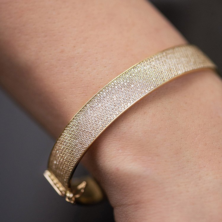 Жорсткий браслет "Maggie" з фіанітами (жовте золото) б02265 від ювелірного магазину Онікс - 5