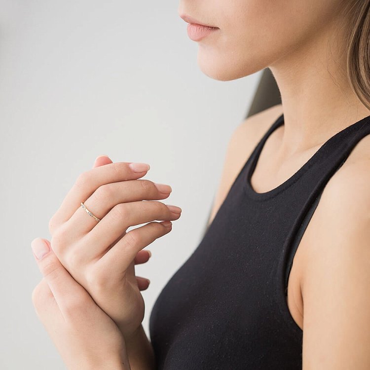 Золотое кольцо с фианитами к04259 от ювелирного магазина Оникс - 1