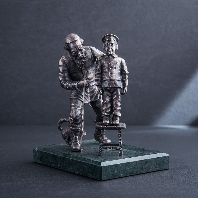 Срібна фігура ручної роботи "Кравець і хлопчик" порт.мальч від ювелірного магазину Онікс