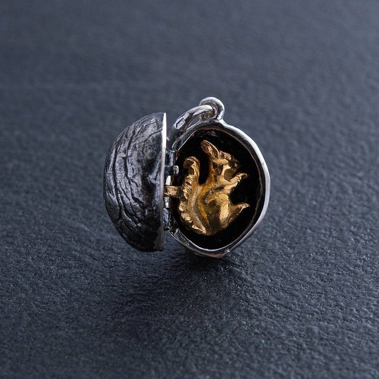 Серебряная подвеска "Белочка в орешке" ручной работы 133107 от ювелирного магазина Оникс