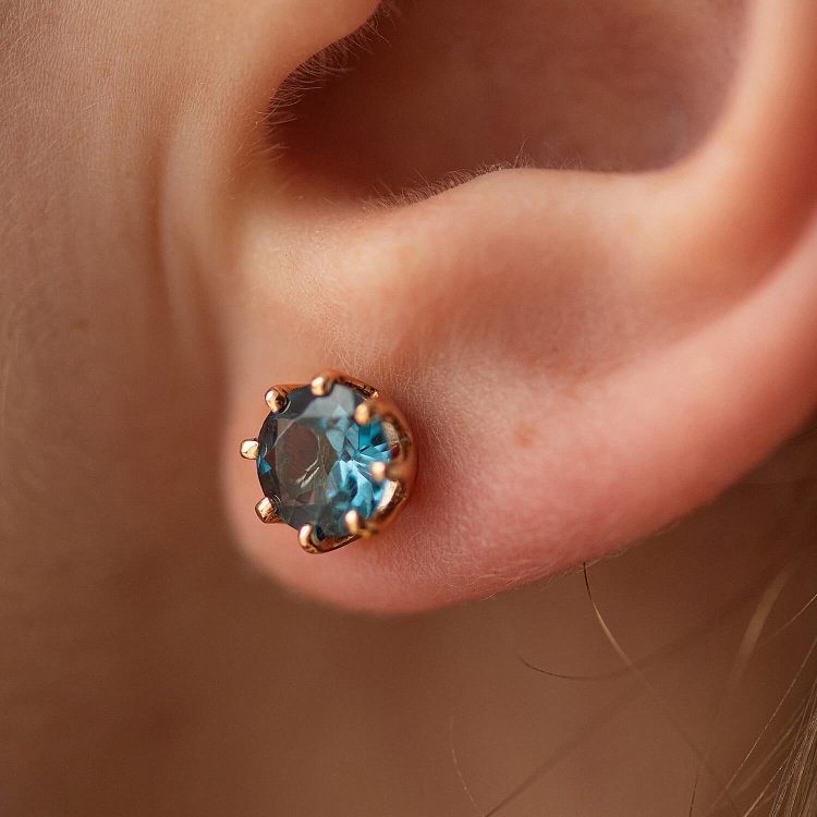 Золотые серьги-пусеты (топаз Лондон Блю) с06605 от ювелирного магазина Оникс - 2