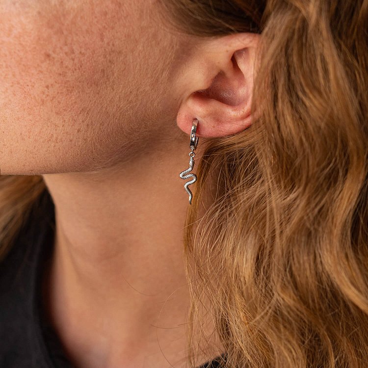 Серьги - кольца "Змеи" в белом золоте с08023 от ювелирного магазина Оникс - 1