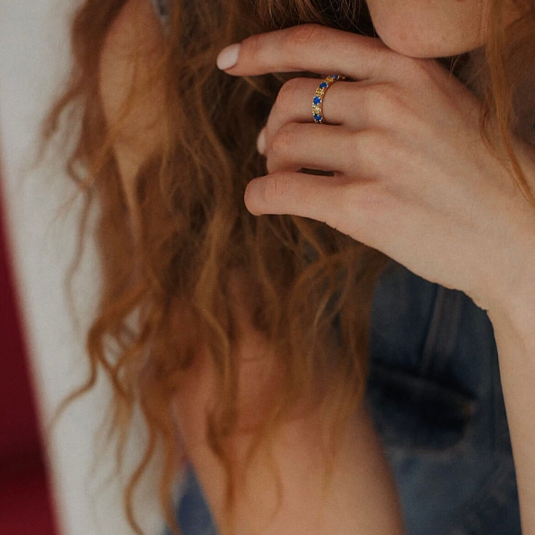 Каблучка з доріжкою блакитних та жовтих каменів (червоне золото) к07107 від ювелірного магазину Онікс - 2