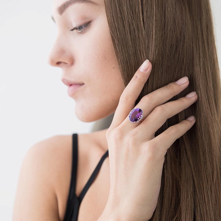 Ексклюзивна золота каблучка з аметистом і фіанітами к04222 від ювелірного магазину Онікс