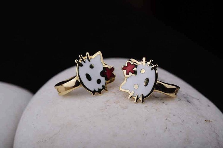 Сережки "Hello Kitty" (емаль) с01710 від ювелірного магазину Онікс - 1