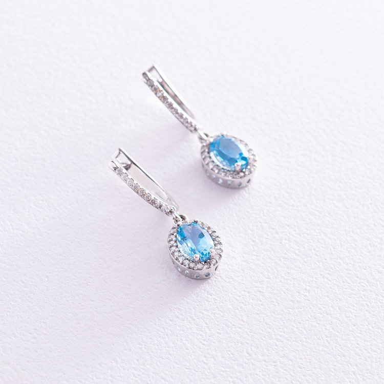 Золотые серьги с голубым топазом и фианитами с04690 от ювелирного магазина Оникс