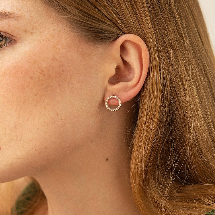 Сережки - пусети "Кругообіг" з фіанітами 1.2 см (жовте золото) с08399 від ювелірного магазину Онікс - 8