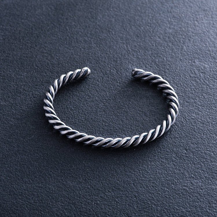 Жесткий серебряный браслет 141643 от ювелирного магазина Оникс