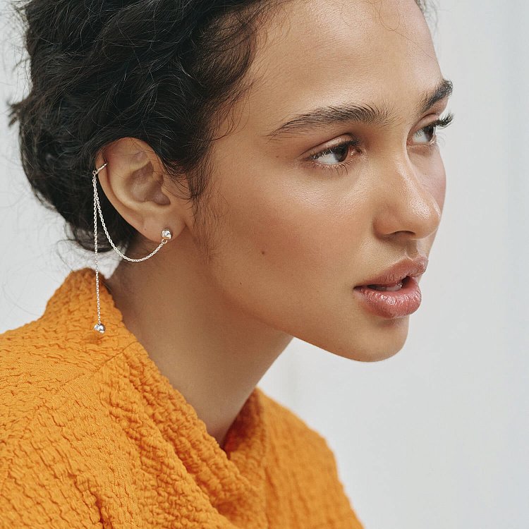 Асимметричные серьги - пусеты "Шарики" в серебре (серьга - каффа) 902-01400 от ювелирного магазина Оникс - 12