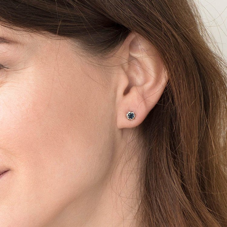 Золоті сережки-пусети з сапфіром і діамантами 23298 від ювелірного магазину Онікс - 4