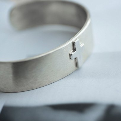 Жесткий браслет ручной работы из серебра с крестом denb1 №2