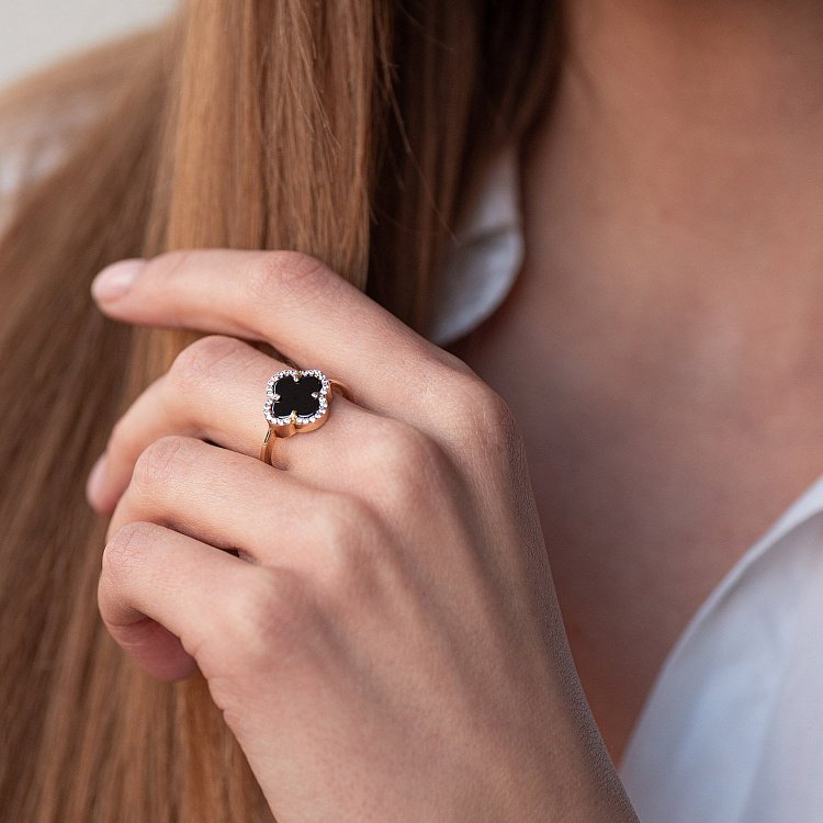 Золотое кольцо "Клевер" (фианиты, оникс) к05409 от ювелирного магазина Оникс - 1