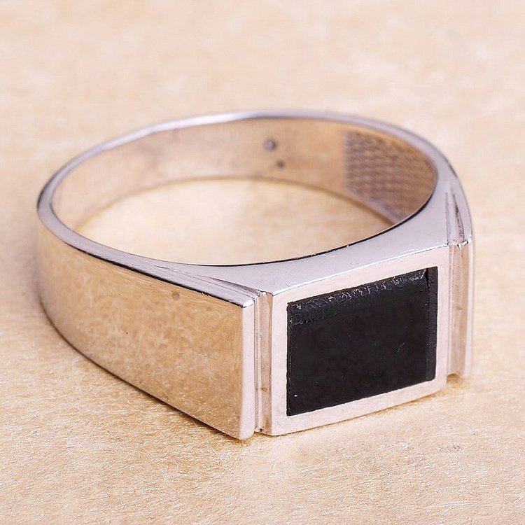 Мужская печатка серебряная 111375 от ювелирного магазина Оникс