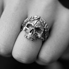 ﻿Мужское серебряное кольцо "Череп с венком" 112717 от ювелирного магазина Оникс - 1