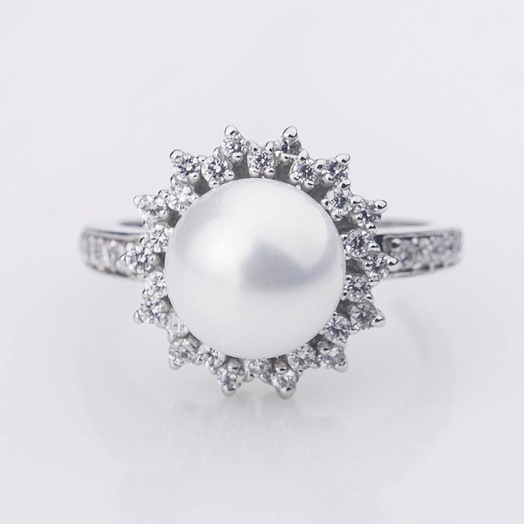 Золотое кольцо с искусственным жемчугом и фианитами к01675ж от ювелирного магазина Оникс - 2