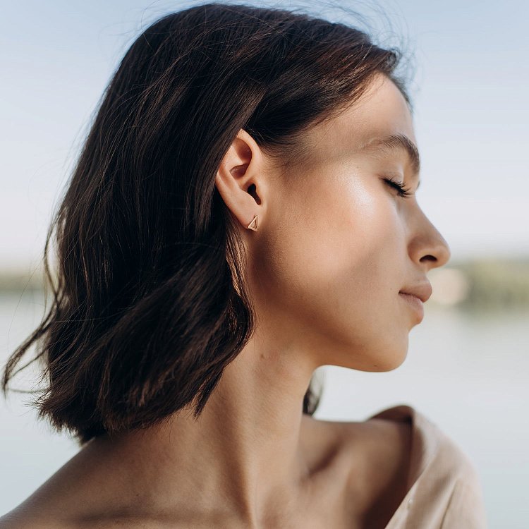 Золоті сережки-пусети "Трикутники" с06312 від ювелірного магазину Онікс - 3