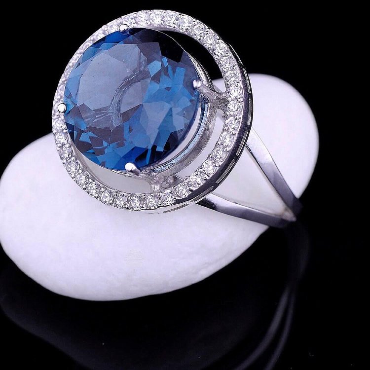 Золотое кольцо с голубым "Лондон" топазом и фианитами к416 от ювелирного магазина Оникс - 1