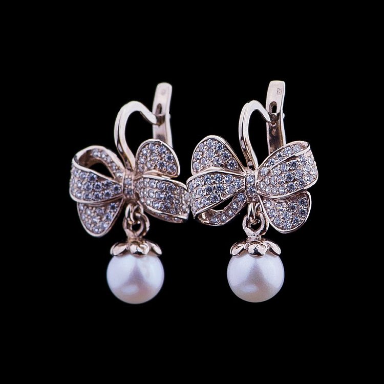 Золотые серьги "Бантики" с жемчугом и фианитами 03-0832.0.2310 от ювелирного магазина Оникс