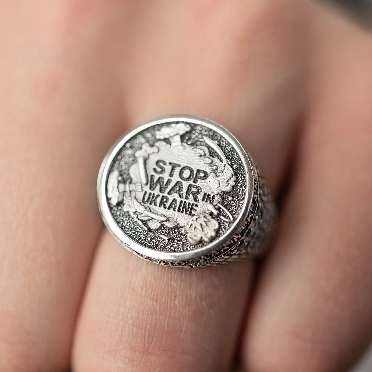 Мужская серебряная печатка "Stop war in Ukraine" 112723 от ювелирного магазина Оникс - 8