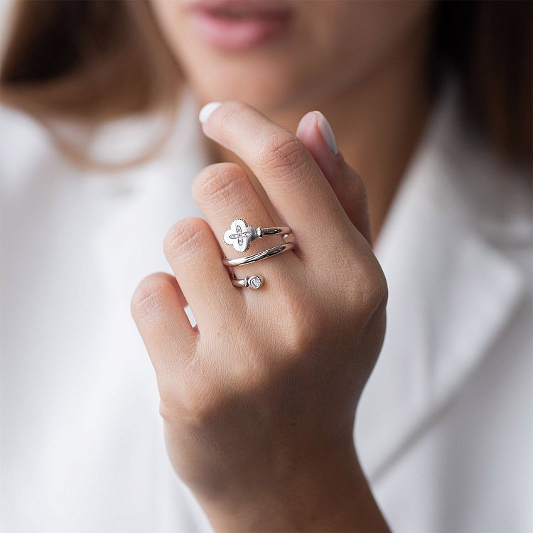 Золотое кольцо "Клевер" с фианитами к06668 от ювелирного магазина Оникс - 2