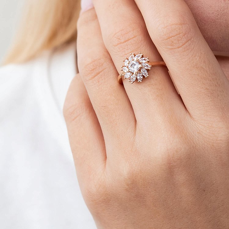 Золота каблучка "Квітка" (фіаніти) к04913 від ювелірного магазину Онікс - 1