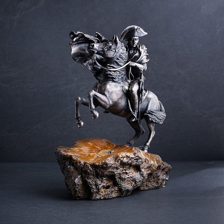 Срібна фігура ручної роботи "Наполеон Бонапарт на коні" 23099 від ювелірного магазину Онікс