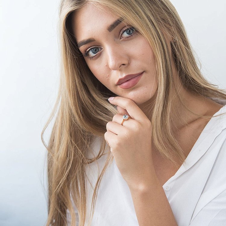 Золотое кольцо с голубым топазом и фианитами к02124т от ювелирного магазина Оникс - 7