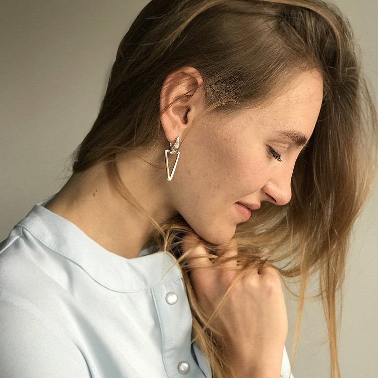 Серебряные серьги "Треугольники" 122502 от ювелирного магазина Оникс - 4