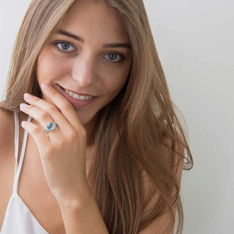 Золота каблучка з блакитним топазом і діамантами C01111R - 2 Золота каблучка з блакитним топазом і діамантами C01111R від ювелірного магазину Онікс - 2