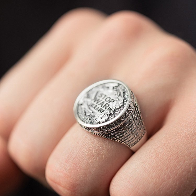Мужская серебряная печатка "Stop war in Ukraine" 112723 от ювелирного магазина Оникс - 2