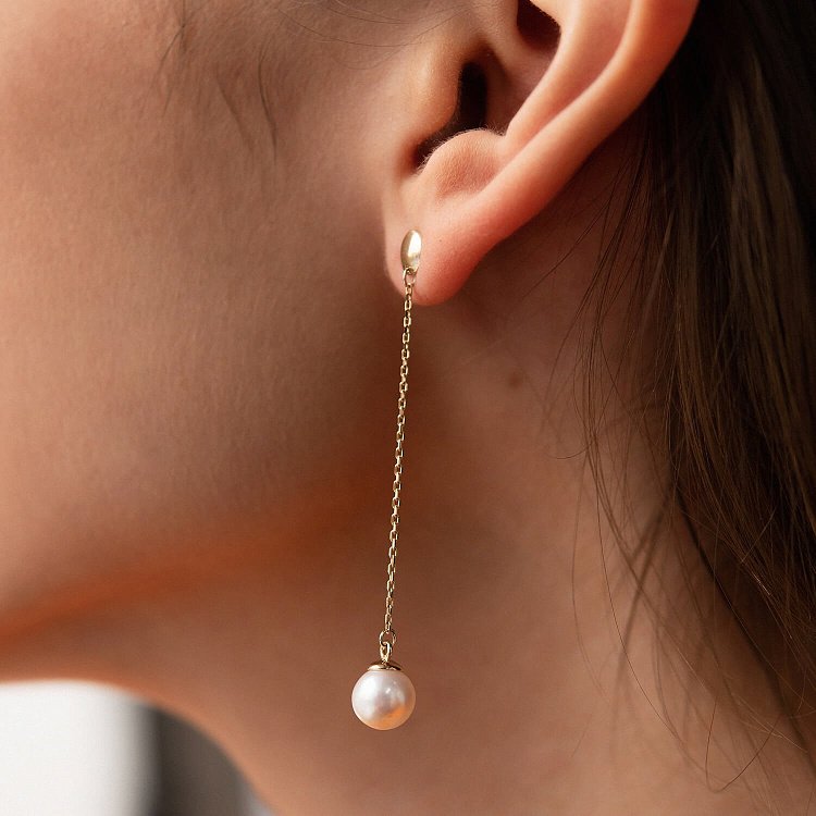 Серьги - пусеты "Жемчужина на цепочке" в желтом золоте с08294 от ювелирного магазина Оникс - 1