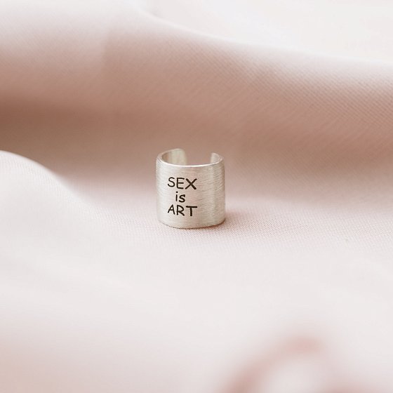 Срібна сережка-каффа "Sex is art" (матова) 122703s