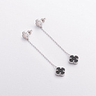 Серебряные серьги "Клевер на цепочке" (перламутр, оникс) 123539 от ювелирного магазина Оникс - 1