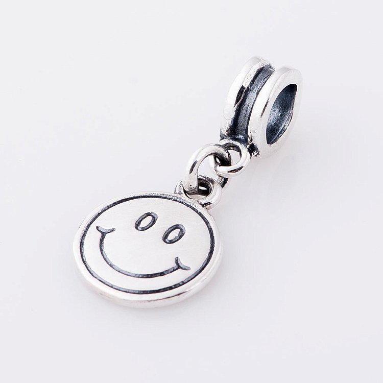 Срібний шарм "Смайлик" 132135 від ювелірного магазину Онікс