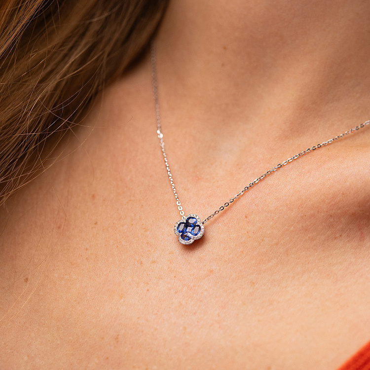 Золотое колье "Клевер" с бриллиантами и сапфирами колб0151mi от ювелирного магазина Оникс - 1