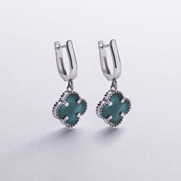 Серебряные серьги "Клевер" с малахитом 123357 от ювелирного магазина Оникс