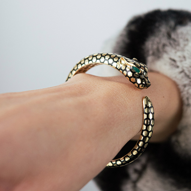 Жесткий браслет "Пантера" в желтом золоте (эмаль) б05820 от ювелирного магазина Оникс - 1