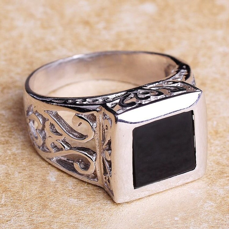 Серебряная печатка мужская 111311 от ювелирного магазина Оникс