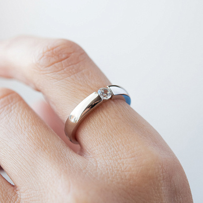 Кольцо с фианитом в белом золоте к08290 №2