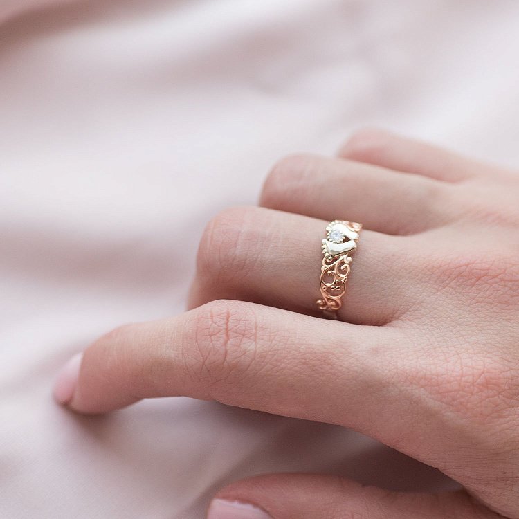 Золота каблучка "Ніжки немовляти" к06508 від ювелірного магазину Онікс - 2