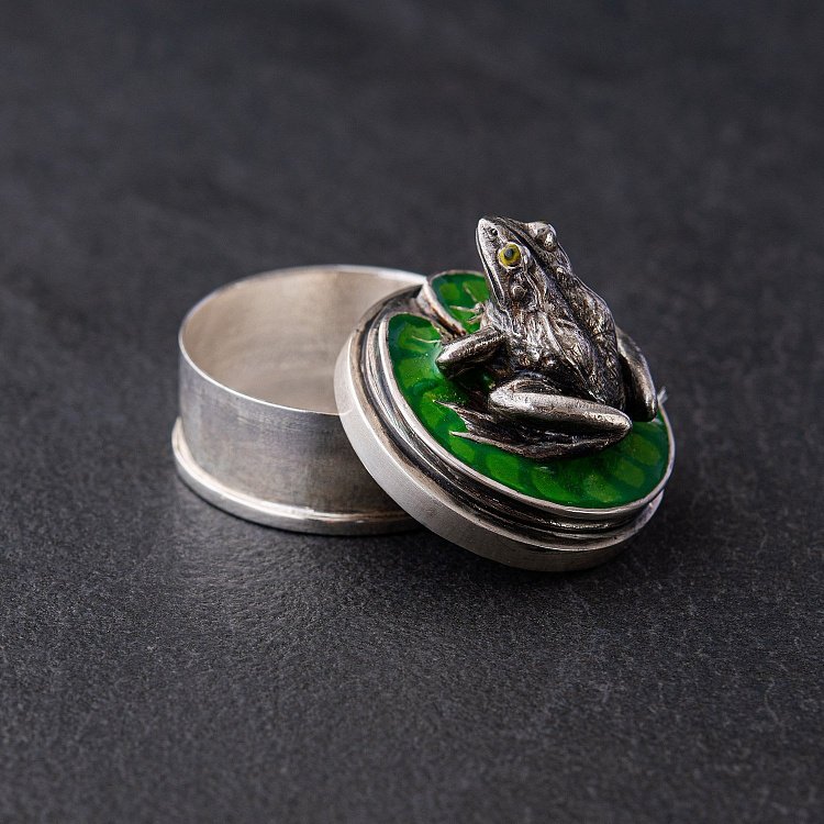 Серебряная фигура "Лягушка" ручной работы 23131 от ювелирного магазина Оникс - 1