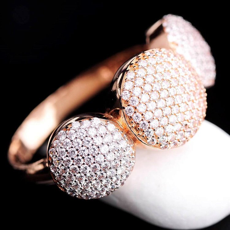 Жіноча каблучка з білого і червоного золота з фіанітами к02329 від ювелірного магазину Онікс