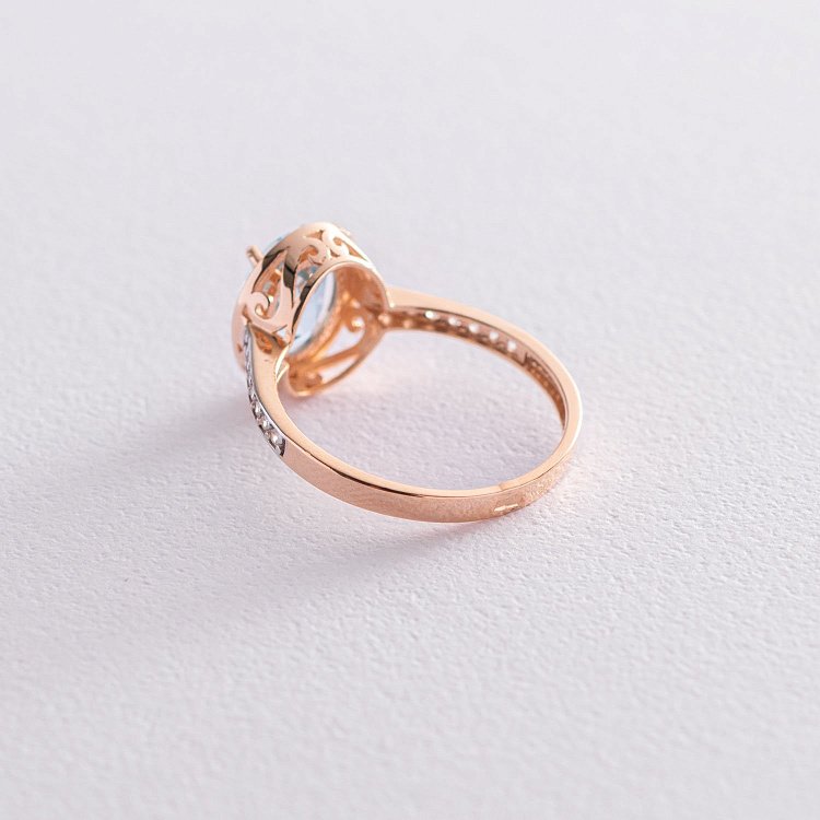 Золота каблучка з блакитним топазом і фіанітами к05664 від ювелірного магазину Онікс - 2