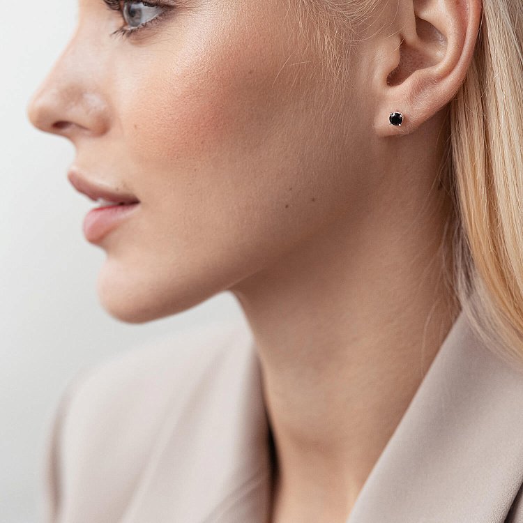 Серебряные серьги - пусеты с черными фианитами 123181 от ювелирного магазина Оникс - 1